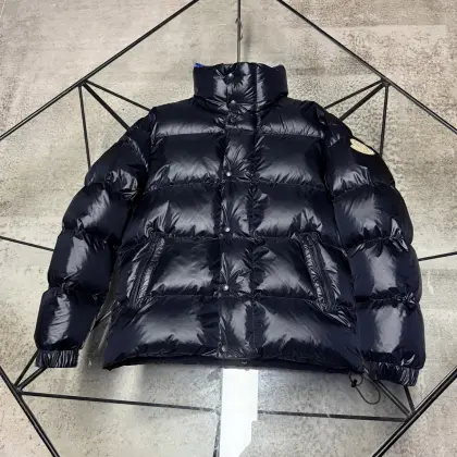 📷 实拍平铺图 Moncler / 蓝胖马甲系列 黑色亮面防撕裂面料+高品质鹅绒填充,保暖力满分!拉链开合,实用又灵活.正面Moncler徽标,简约大气,细节精致,五金顺滑耐用.日常通勤、户外活动都能轻松驾驭,搭配外套或高领衫都很时髦哦~ 锋芒暗藏,掌控全场不费力的王牌色 🎯 立体建筑感剪裁,重塑冬日型格 沿袭Moncler经典绗缝工艺,却更显轻盈利落 贴合肩颈与腰线,修身却不紧绷,行动自在无拘束 → 不仅是保暖装备,更是移动的风格标签 → 室内外无缝切换,都市通勤与户外生活皆宜 尺码:1 2 3 4 5 产品颜色:黑色